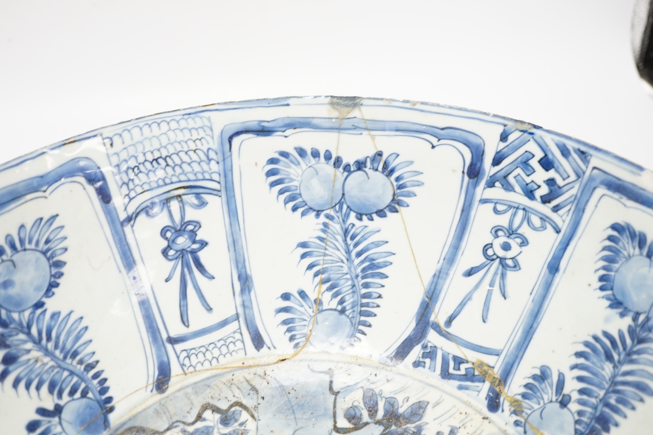 A large Chinese Kraak blue and white bowl, early 17th century, 34.5cm diameter (a.f.)